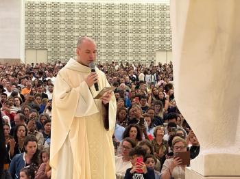 Frei Gilson celebra missa com grupo de brasileiros no Santuário em Fátima 