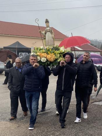 FRIO E CHUVA NÃO AFASTAM DEVOTOS