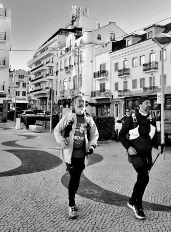 PROFESSOR CORRE DA SERRA DA ESTRELA À NAZARÉ PELAS CRIANÇAS DE MOÇAMBIQUE 