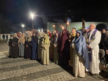 FÁTIMA REVIVE A PAIXÃO DE CRISTO NUMA NOITE DE ORAÇÃO E PARTILHA