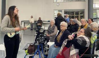 CERCA DE 100 IDOSOS PARTICIPAM EM TARDE DEDICADA AO BEM-ESTAR E PREVENÇÃO