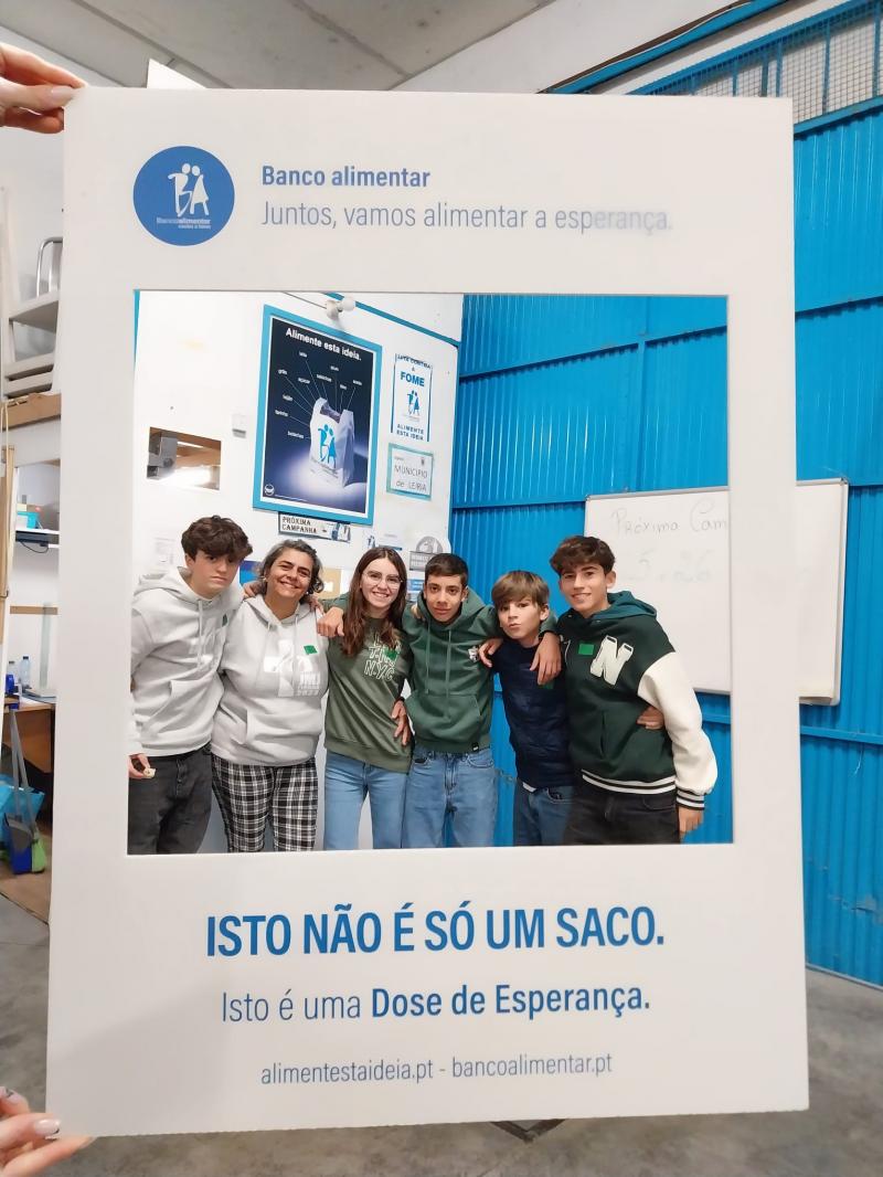 Jovens participam na campanha do Banco Alimentar 