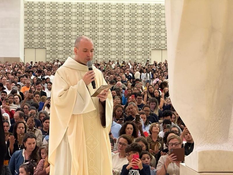 Frei Gilson celebra missa com grupo de brasileiros no Santuário em Fátima 