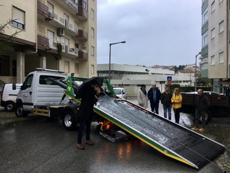 Município remove carros abandonados na via pública