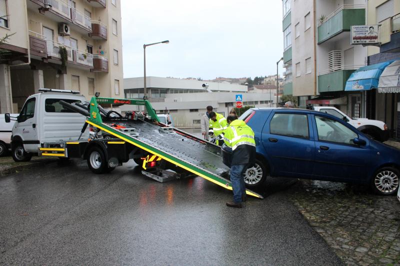 Carros abandonados removidos da via pública 