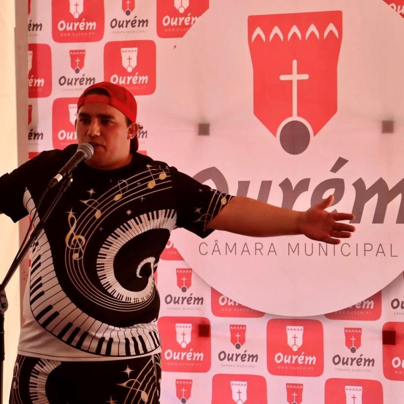 AFRO GALINHA MC QUER DAR O SALTO PARA A MÚSICA