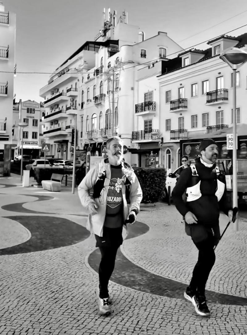 PROFESSOR CORRE DA SERRA DA ESTRELA À NAZARÉ PELAS CRIANÇAS DE MOÇAMBIQUE 