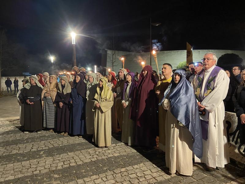 FÁTIMA REVIVE A PAIXÃO DE CRISTO NUMA NOITE DE ORAÇÃO E PARTILHA