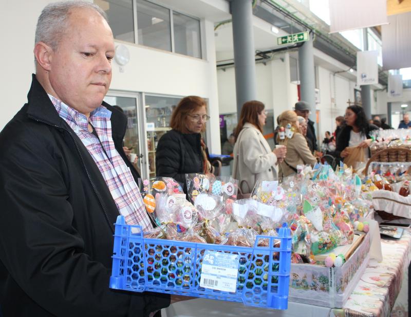 Mercado do Artesão atrai vendedores e compradores
