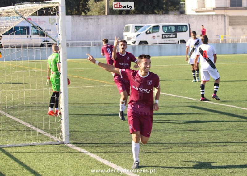 Quatro galos para um poleiro