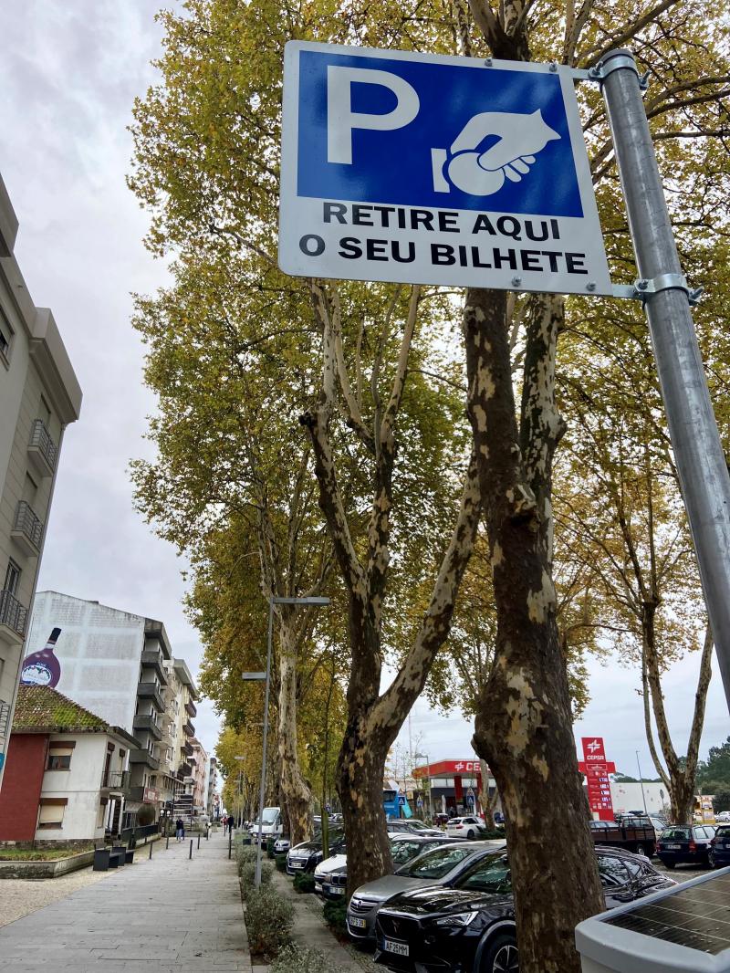 Avenida D. José Alves Correia da Silva   Comerciantes reclamam por um lugar de estacionamento 