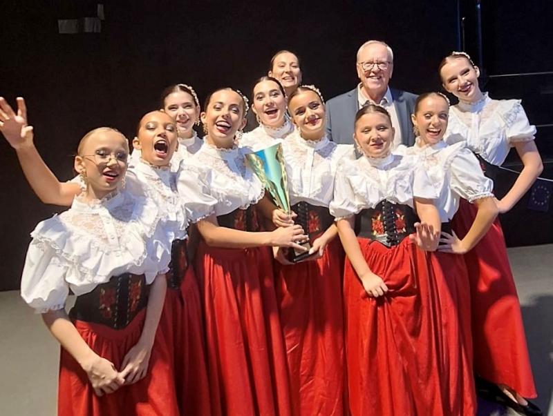 Bailarinas fatimenses brilham em França