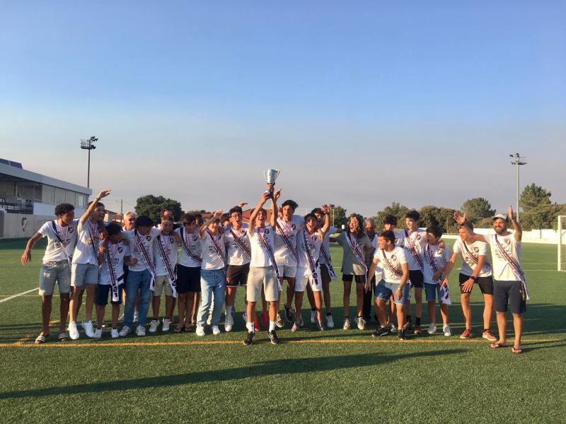 ADRC Vasco da Gama: Iniciados recebem taça, medalha e faixa de campeão