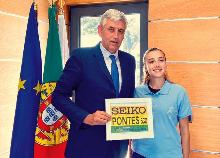 JOANA PONTES OFERECE DORSAL AO MUNICÍPIO